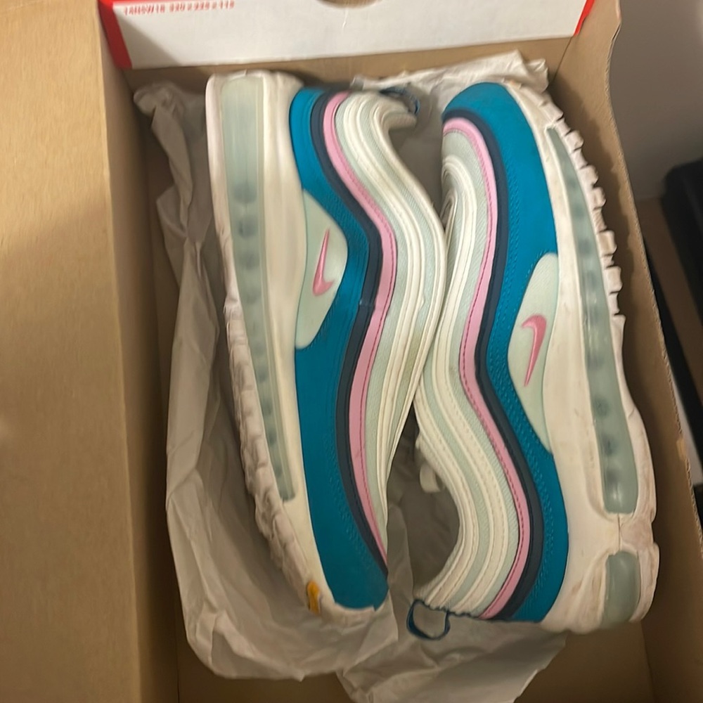 Women sir max 97, worn a few times. Size 8 in womens